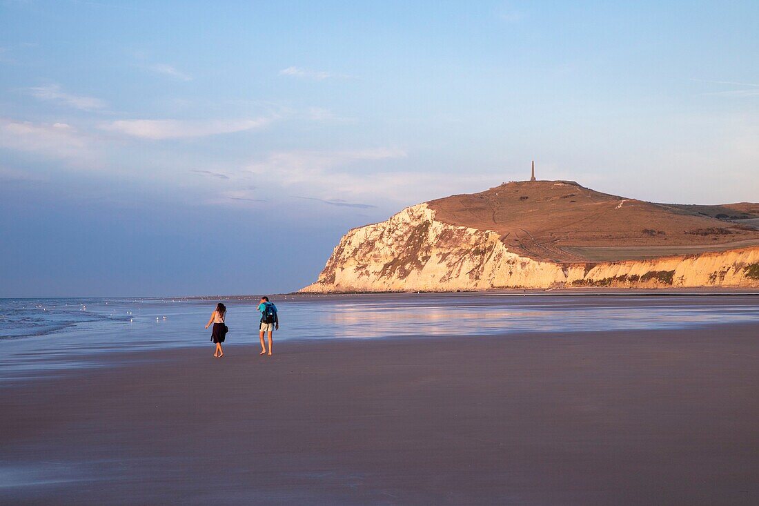 France, Pas de Calais, Cote d'Opale, Parc naturel regional des Caps et Marais d'Opale, Cap Blanc Nez, limestone cliffs\n