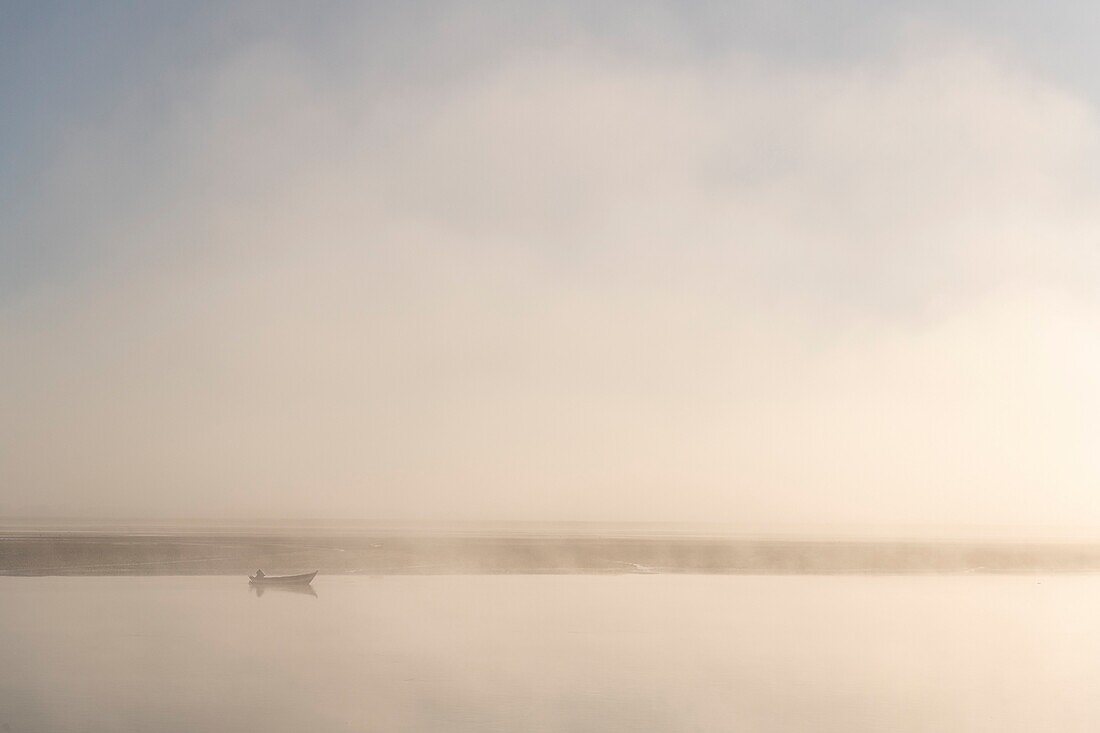 Frankreich, Somme, Bucht von Somme, Saint-Valery-sur-Somme, Barke im Nebel auf dem Kanal der Somme bei Kap Hornu