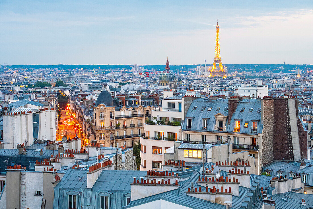 Frankreich, Paris, Gesamtansicht von Paris und dem Eiffelturm von einer Dachterrasse des 18. Arrondissements (© SETE Illuminationen Pierre Bideau)