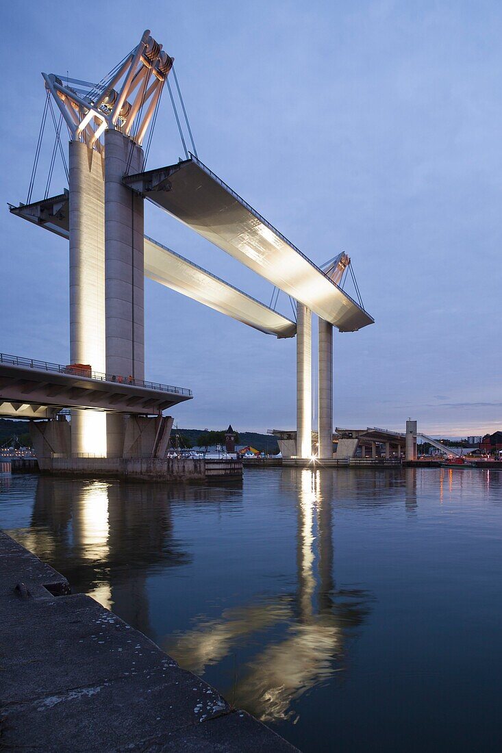 Frankreich, Seine Maritime, Rouen, Armada 2019, Spiegelung der Flaubert-Brücke auf der Seine mit hochgeklapptem Deck