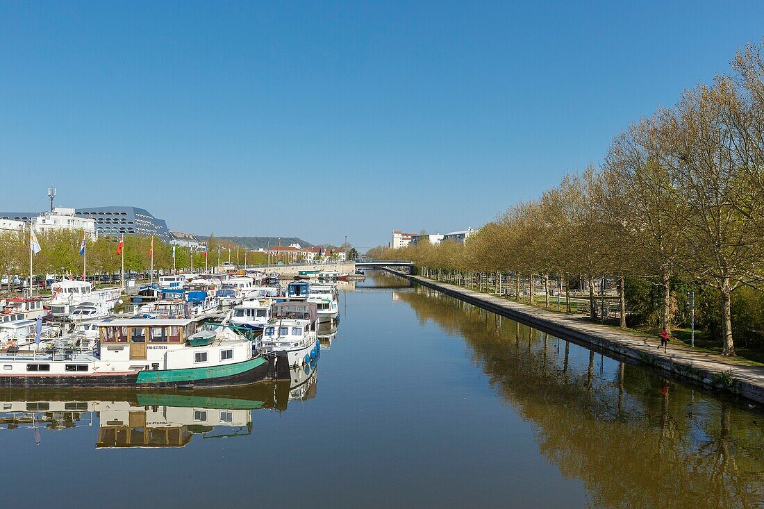 Frankreich, Meurthe et Moselle, Nancy, flache Boote und Boote, die am Meurthe-Kanal festgemacht sind