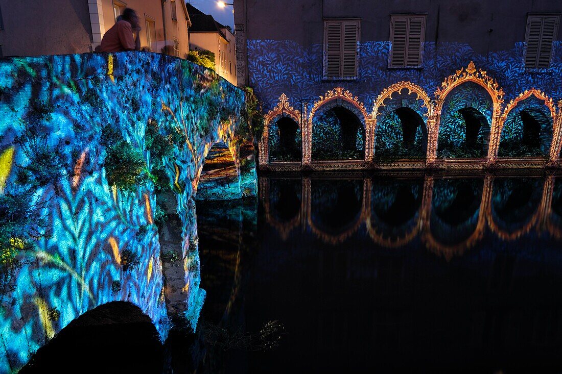 Frankreich, Eure et Loir, Chartres, Chartres en Lumieres, Illuminationen, Arkaden und die Brücke Saint Hilaire am Fluss Eure