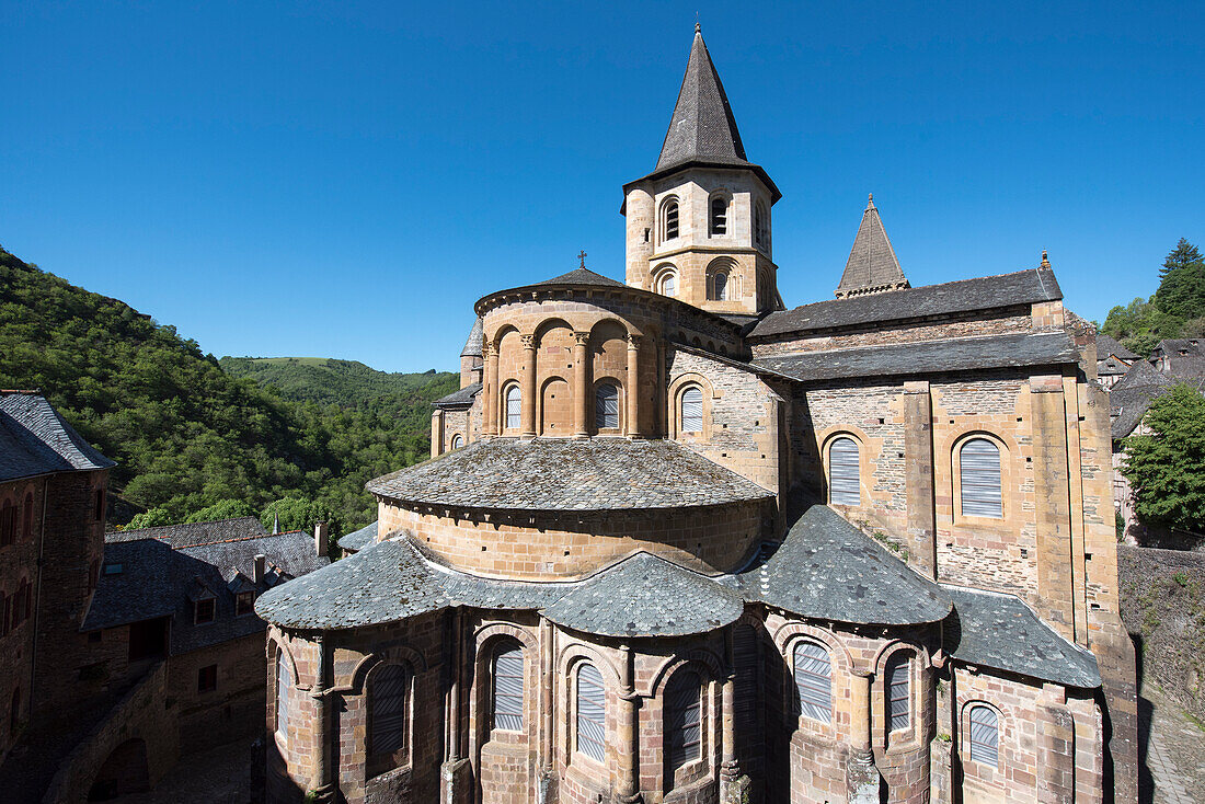 Frankreich, Aveyron, Conques, ausgezeichnet als die schönsten Dörfer Frankreichs, romanische Abtei Saint Foy aus dem 11. Jahrhundert, von der UNESCO zum Weltkulturerbe erklärt