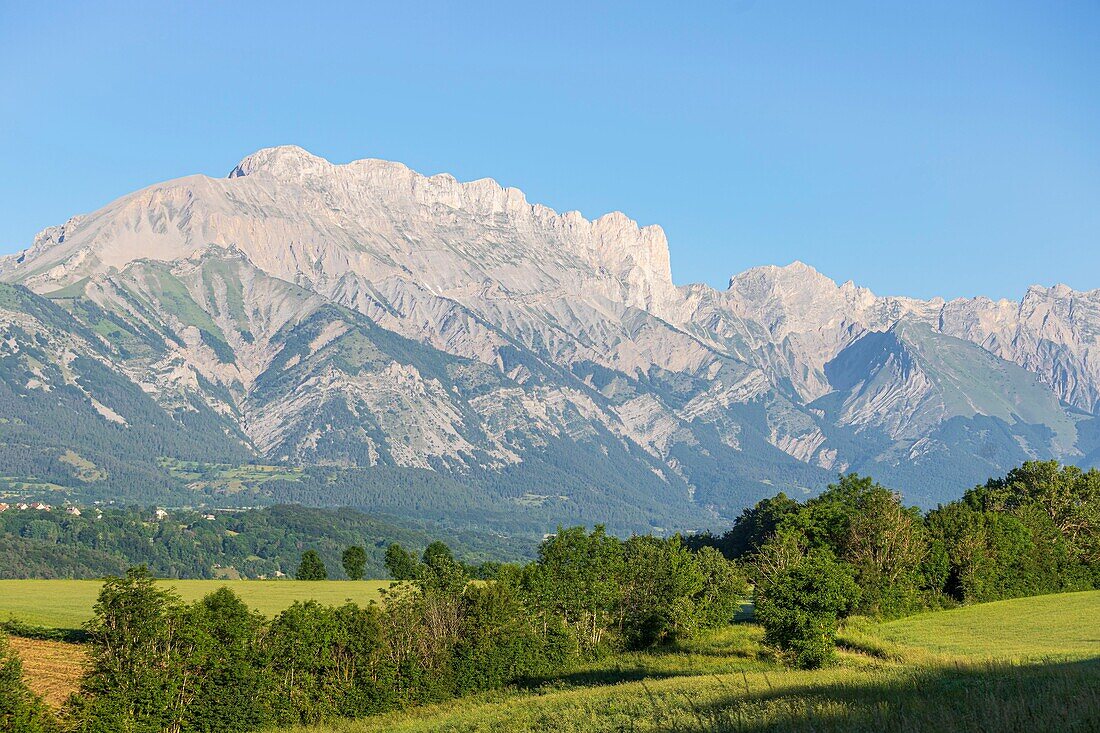 Frankreich, Hautes Alpes, Blick vom Champsaur-Tal auf Dévoluy und den Berg Faraut