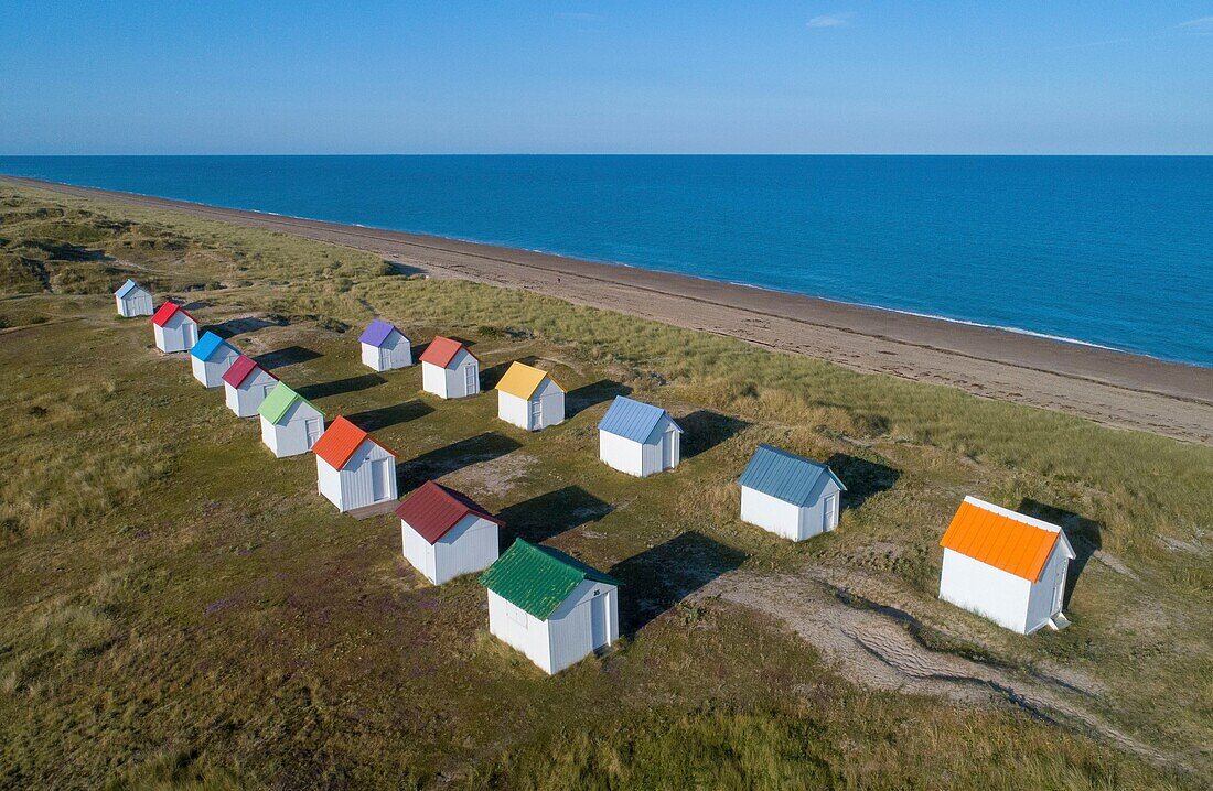 Frankreich, Manche, Cotentin, Gouville sur Mer, Strandhütten (Luftaufnahme)