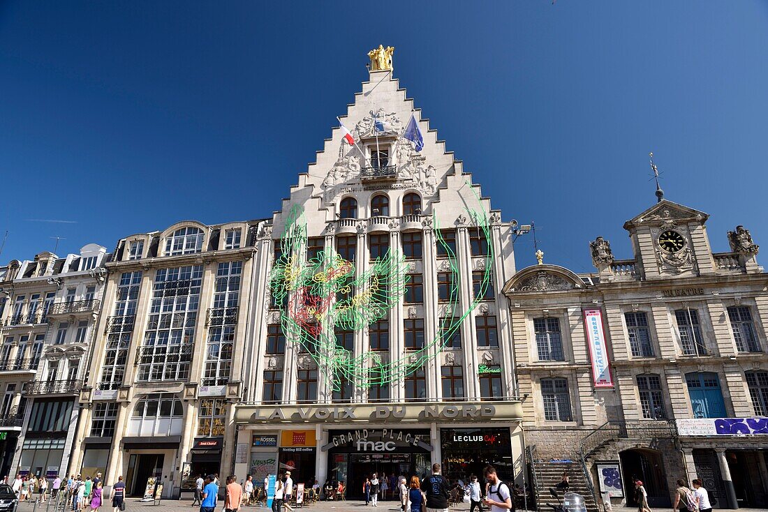 Frankreich, Nord, Lille, Place du General De Gaulle oder Grand Place, Fassade des Gebäudes der Voix du Nord mit einer Zeichnung im Rahmen der Ausstellung Lille 3000 Eldorado neben dem Theater des Nordens