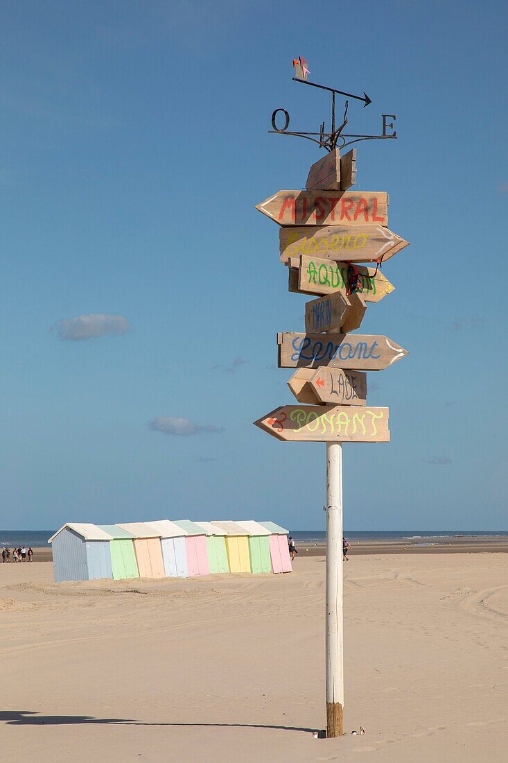 Frankreich, Pas de Calais, Berck sur Mer, der Strand mit Strandhütten und Windrichtungsanzeigern