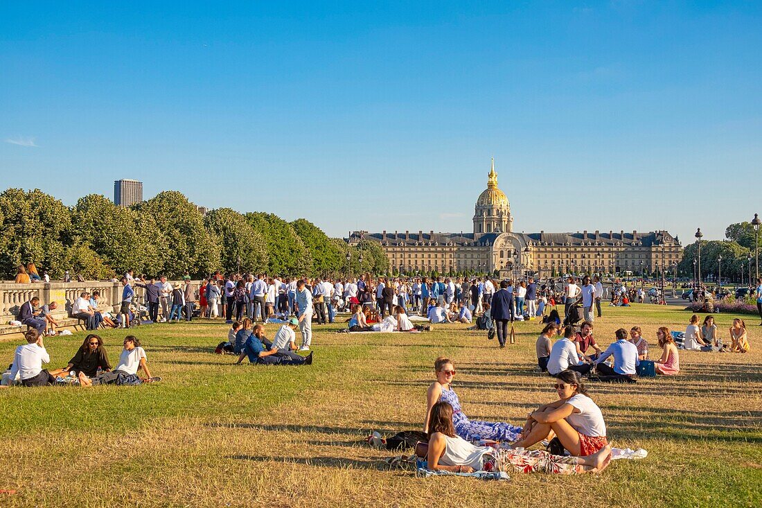 Frankreich, Paris, Esplanade des Invalides, Picknick am Sommerabend