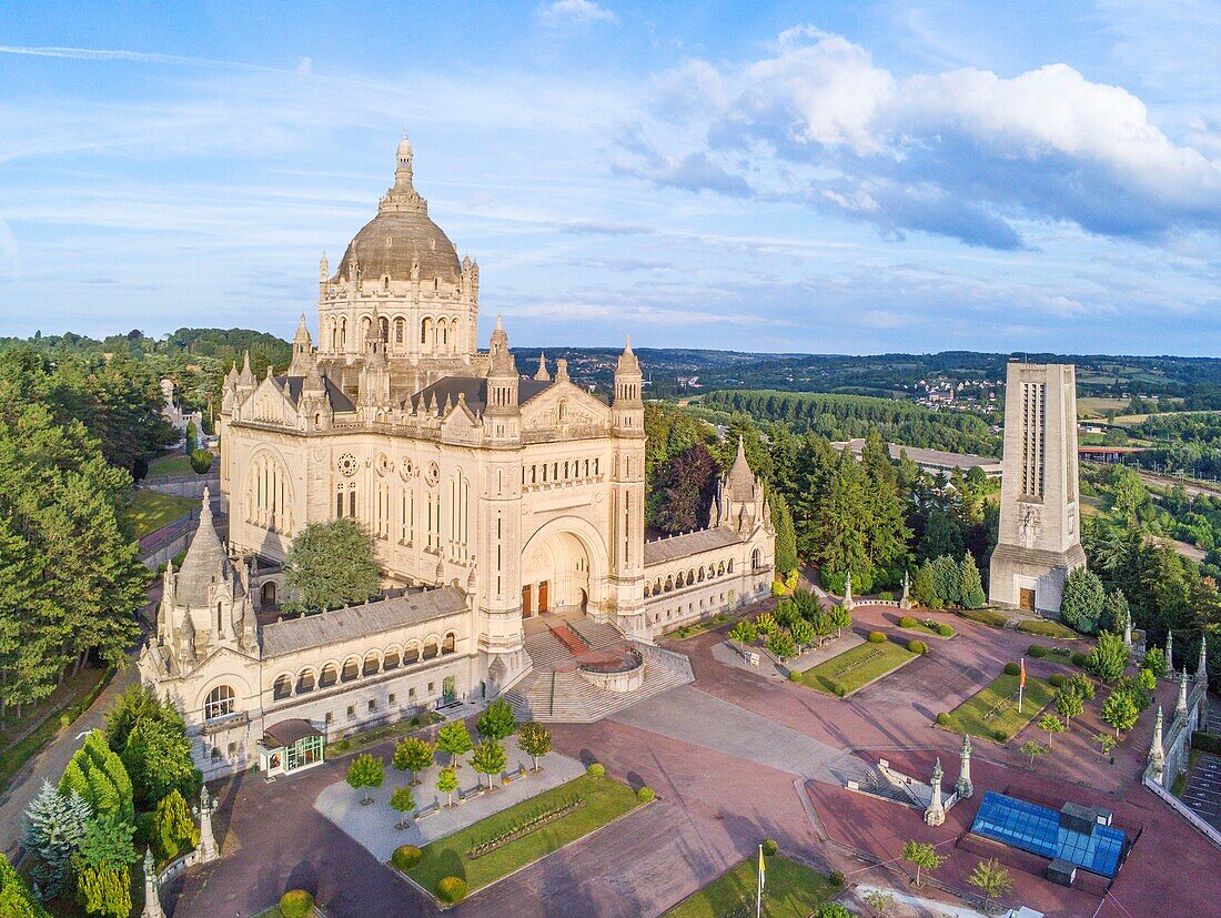 Frankreich, Calvados, Lisieux, Basilika St. Therese von Lisieux, eine der größten Kirchen des 20. Jahrhunderts (Luftaufnahme)