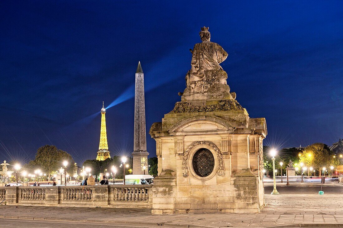 Frankreich, Paris, von der UNESCO zum Weltkulturerbe erklärtes Gebiet, Concorde-Platz mit dem Obelisken und dem beleuchteten Eiffelturm (© SETE Illuminationen Pierre Bideau) im Hintergrund