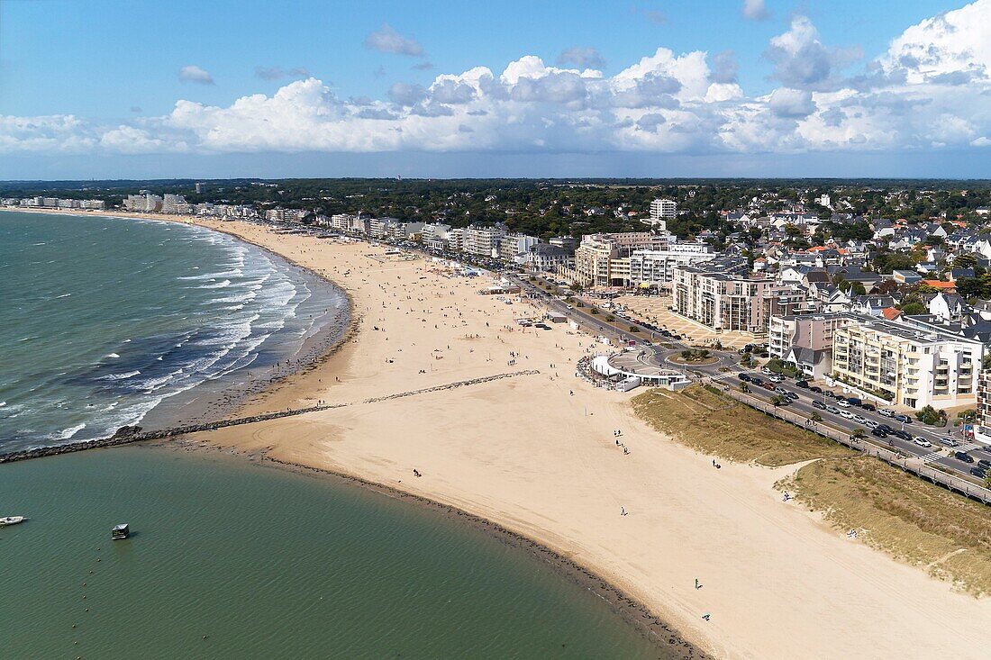 Frankreich, Loire Atlantique, Bucht von Pouliguen, Strand von la Baul vor dem Jachthafen (Luftaufnahme)