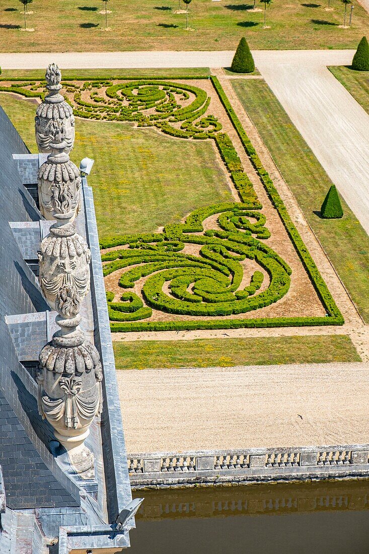 Frankreich, Seine et Marne, Maincy, das Schloss von Vaux le Vicomte, gesehen von der Kuppel oder Laterne auf den französischen Gärten und Dächern