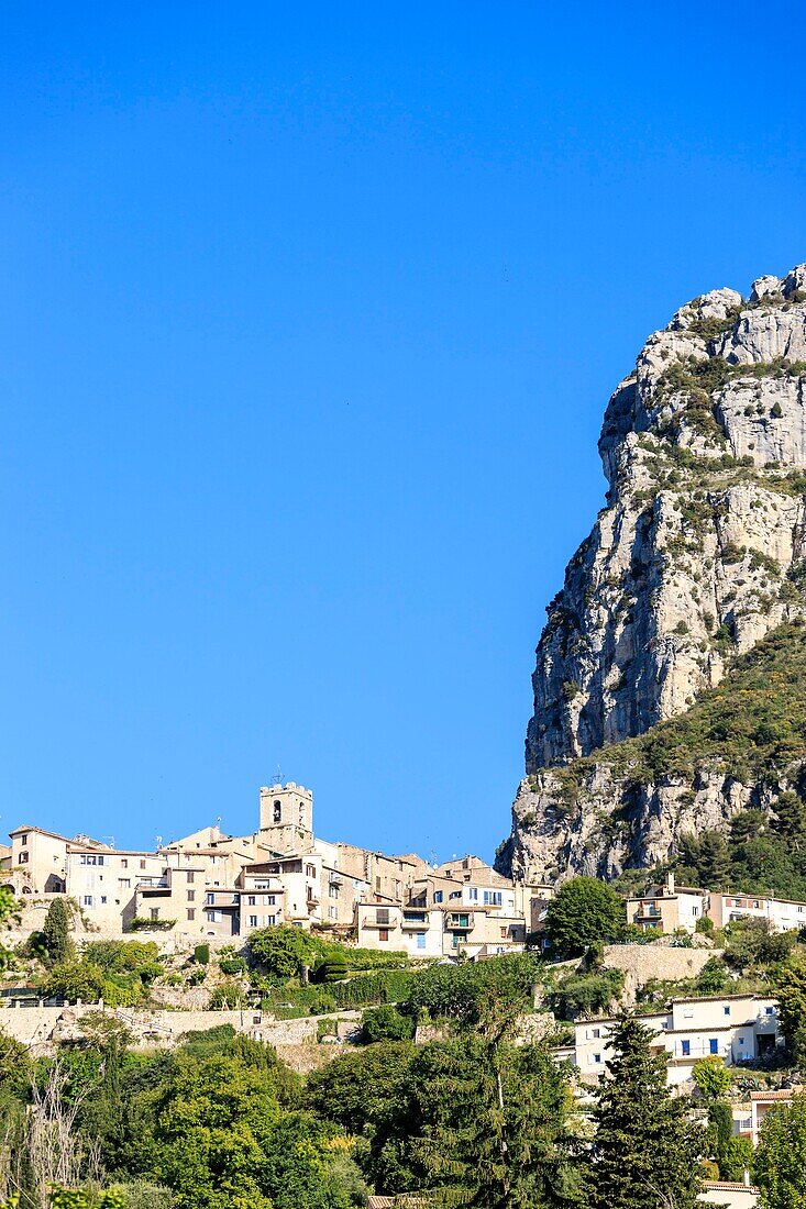 Frankreich, Alpes Maritimes, Parc Naturel Regional des Prealpes d'Azur, Saint Jeannet dominiert vom Felsen Baou de Saint Jeannet