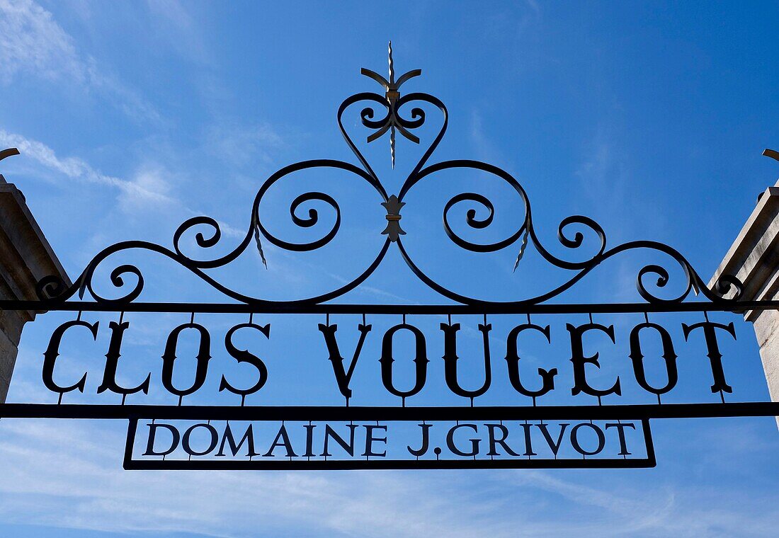Frankreich, Cote d'Or, Vougeot, von der UNESCO als Weltkulturerbe eingestufte burgundische Klimazonen, Cote de Nuits, Schild des Clos Vougeot