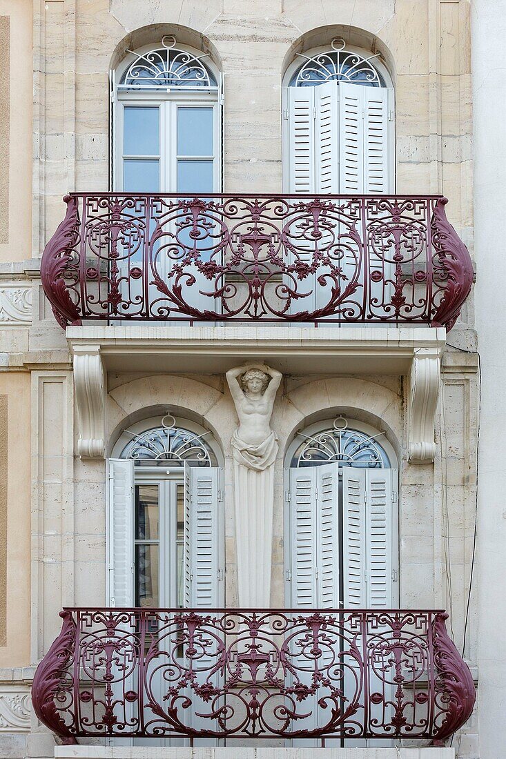 Frankreich, Meurthe et Moselle, Nancy, Fassade eines Mehrfamilienhauses in der Innenstadt und Balkon