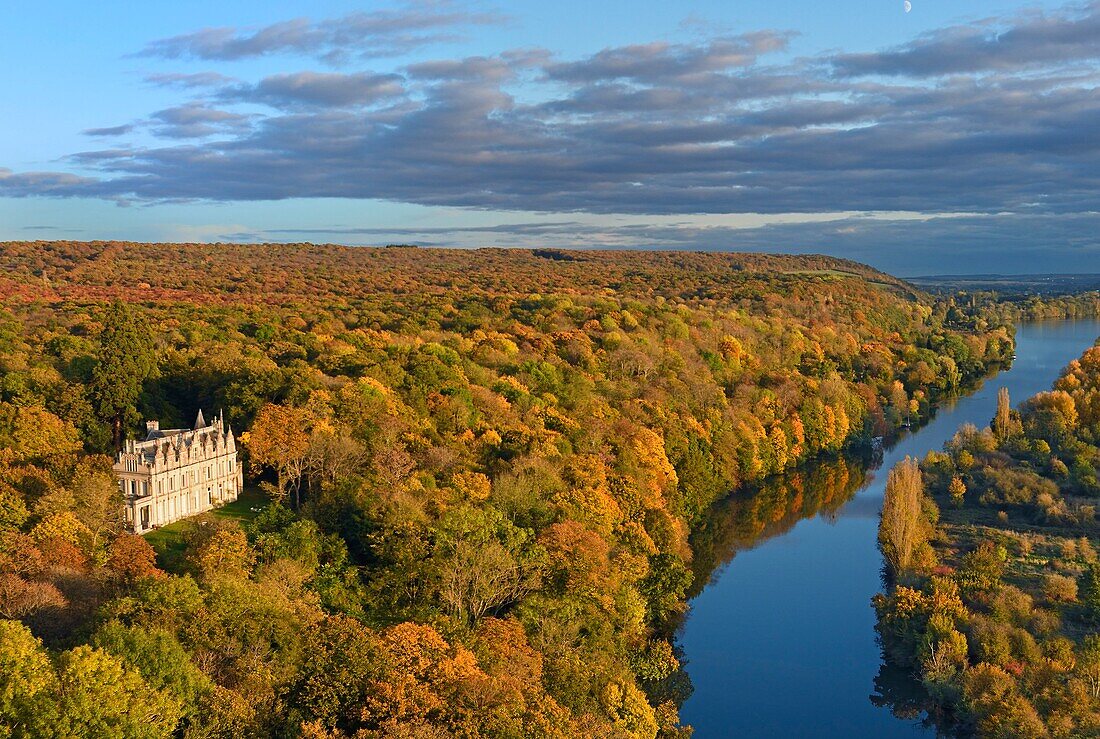 Frankreich, Eure, Pressagny-l'Orgeuilleux, das Schloss von La Madeleine und die Seine (Luftaufnahme)