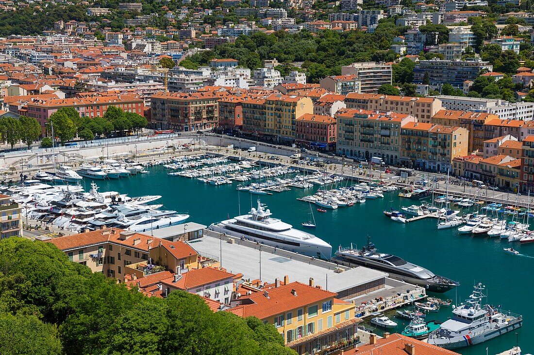 Frankreich, Alpes Maritimes, Nizza, von der UNESCO zum Weltkulturerbe erklärt, der alte Hafen oder Port Lympia vom Schlossberg aus