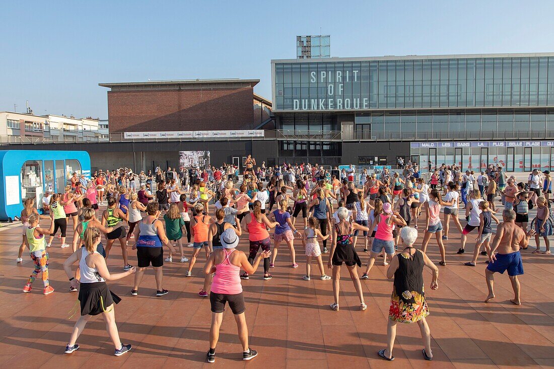 Frankreich, Nord, Malo les bains, Zumba-Kollektivstunde auf dem Deich der Alliierten vor dem Kursaal