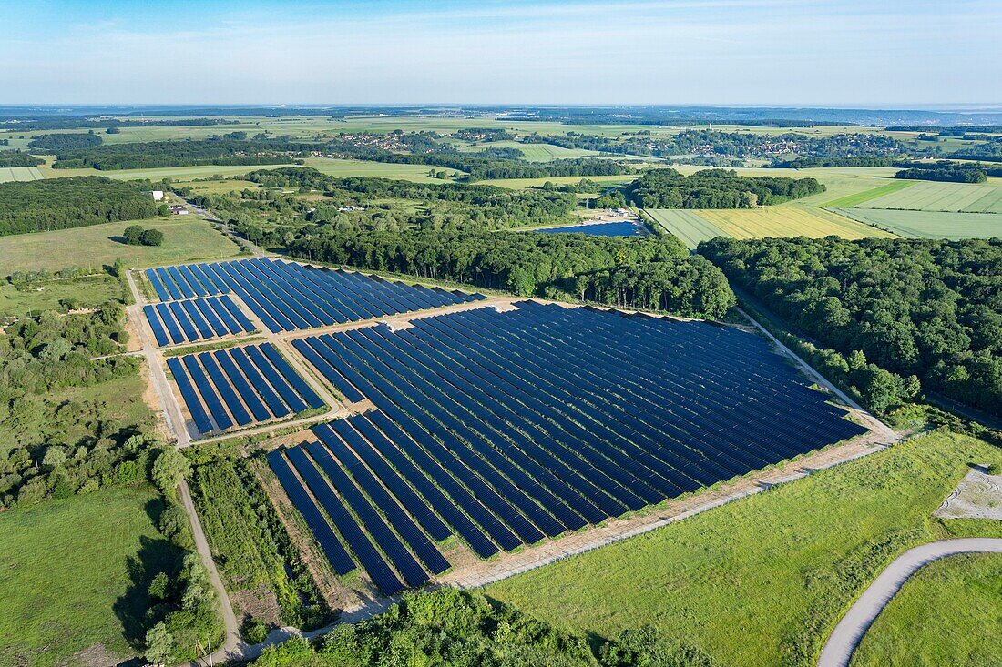 Frankreich, Eure (27), Saint-Marcel, Terres Neuves 1, das größte Photovoltaik-Kraftwerk in der Normandie, realisiert von der RES-Gruppe auf dem Gelände des CNPP Pôle européen de sécurité (Luftaufnahme)