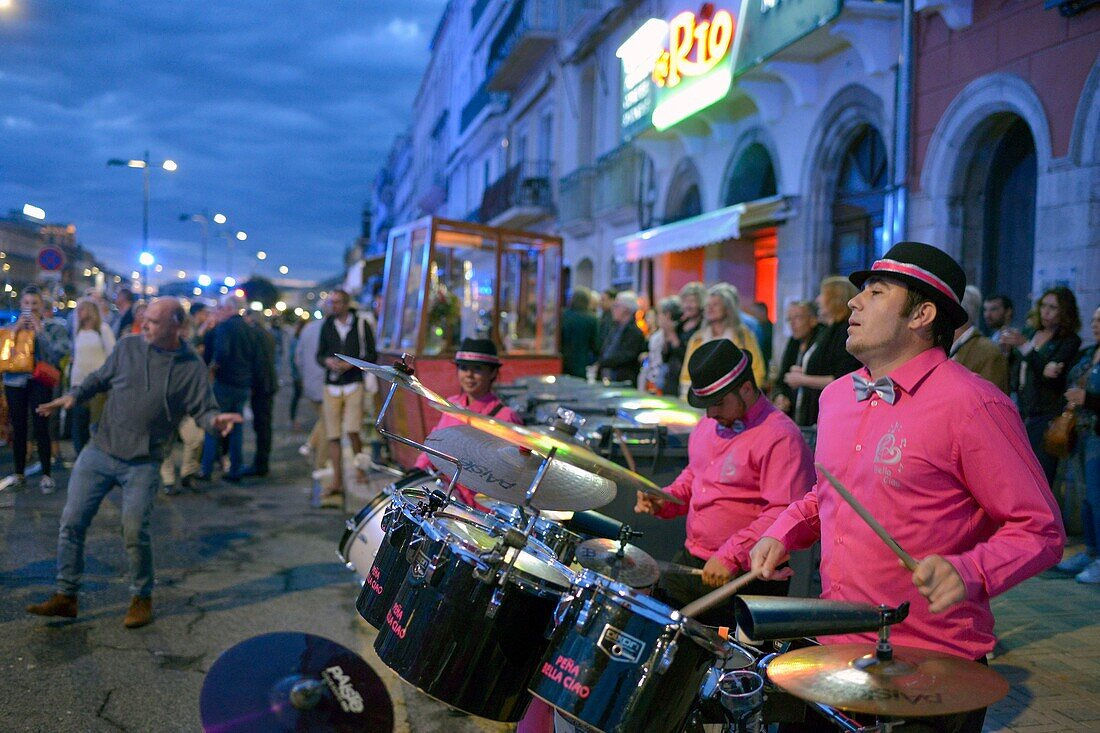 Frankreich, Herault, Sete, Straßenorchester vor dem Kino The Rio mit einer Tänzerin im Hintergrund