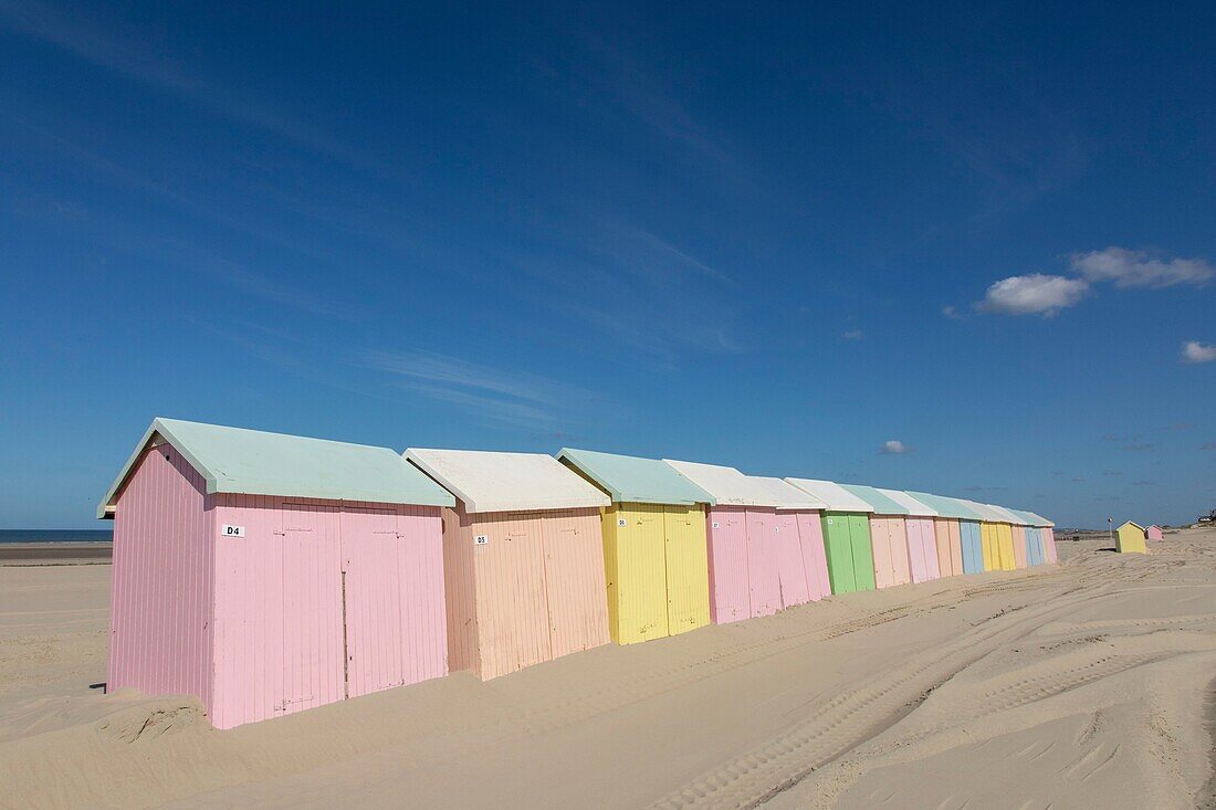 Frankreich, Pas de Calais, Berck sur Mer, der Strand mit Strandhütten