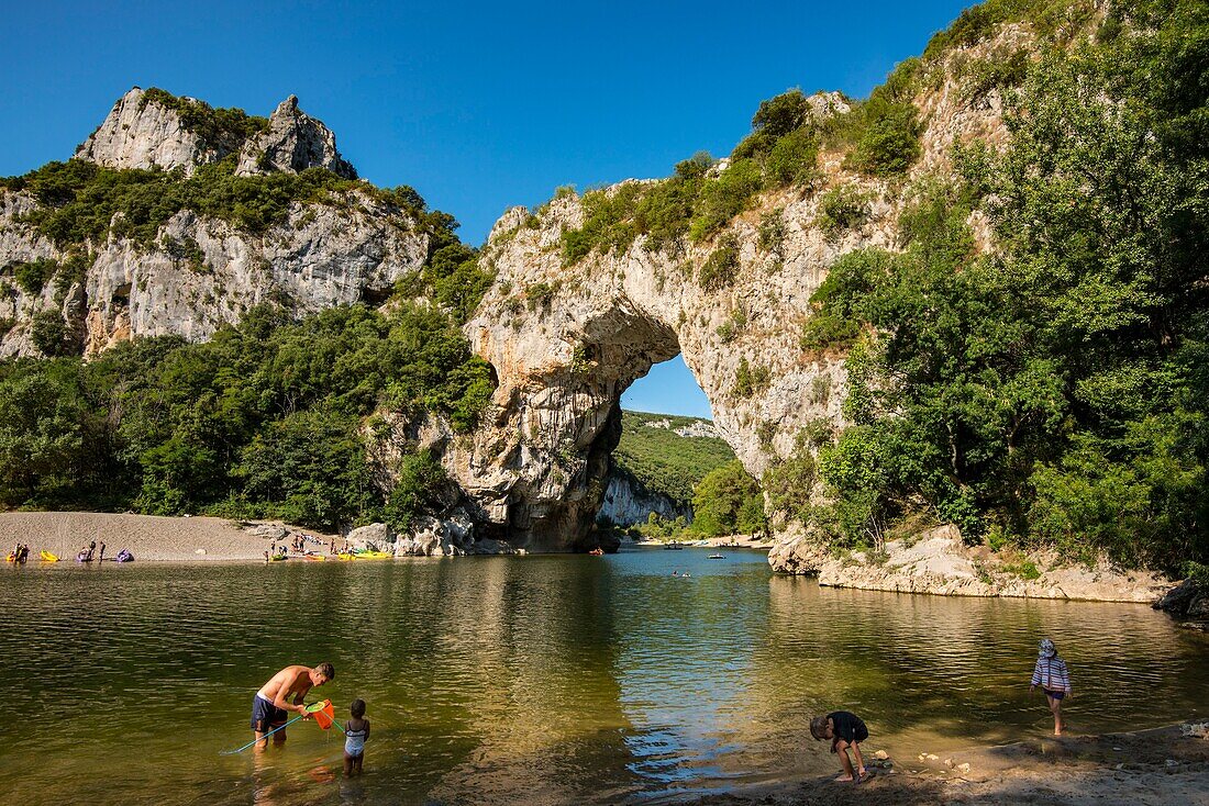 Frankreich, Ardeche, Vallon Pont d'Arc, Strand von Pont d'Arc