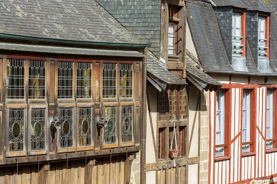 Frankreich, Cotes d'Armor, Dinan, Detail einer Fassade eines Holzhauses und eines Fachwerkhauses in der Rue du Petit Fort (Straße Petit Fort)