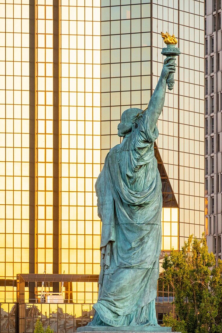 Frankreich, Paris, die Gebäude der Front de Seine und die Freiheitsstatue