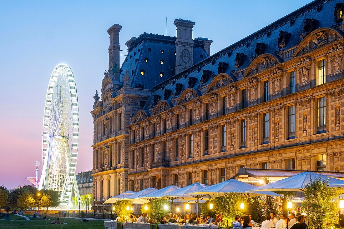 Frankreich, Paris, das Museum der dekorativen Künste im Marsan-Pavillon des Louvre-Palastes, das Restaurant Loulou und das Riesenrad