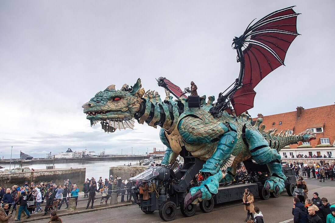 Frankreich, Pas de Calais, Cote d'Opale, Calais, der Drache von Calais, entworfen von François Delarozière und der Firma La Machine, die Feierlichkeiten anlässlich der Ankunft des Drachens in Calais