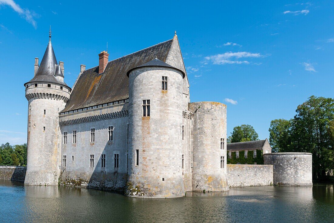 France, Loiret, Loire Valley listed as World Heritage by UNESCO, Sully sur Loire, Sully sur Loire Castle, 14th to 17th Century, lake\n