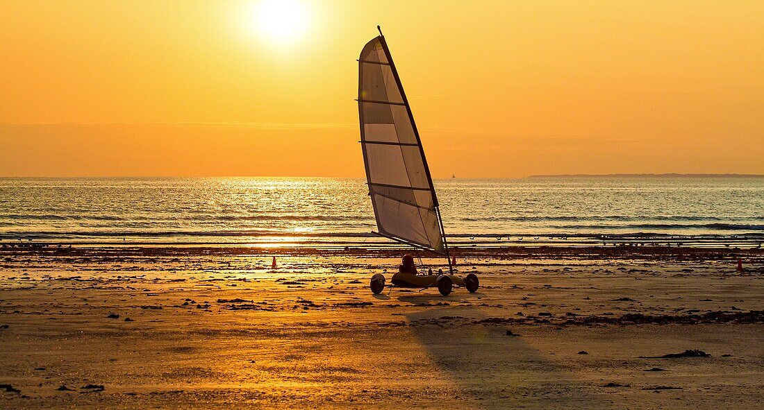 Frankreich, Morbihan, Saint Pierre Quiberon, Sandsegeln bei Sonnenuntergang