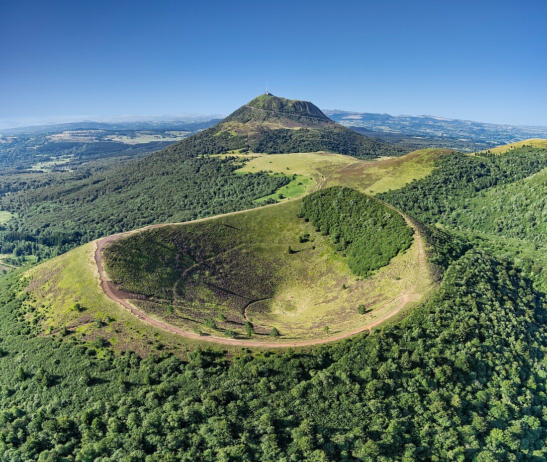 Frankreich, Puy de Dome, Orcines, Regionaler Naturpark der Vulkane der Auvergne, die Chaîne des Puys, von der UNESCO zum Weltkulturerbe erklärt, im Vordergrund der Vulkan Puy Pariou (Luftaufnahme)