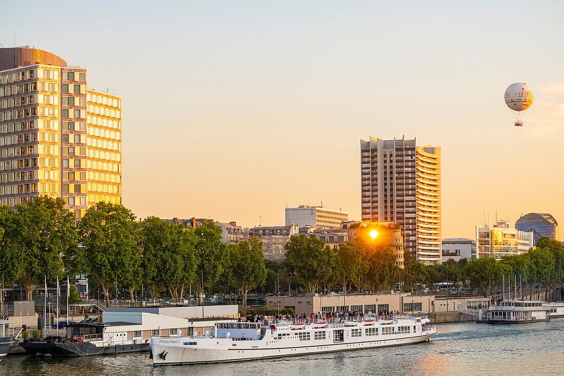 Frankreich, Paris, die Gebäude der Front de Seine und der Pariser Allgemeine Ball