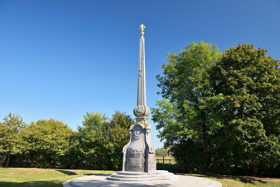 Frankreich, Nord, Cysoing, Pyramide von Fontenoy, ein moderner Obelisk, der 1750 zu Ehren von Ludwig XV. errichtet wurde und an den Aufenthalt des Königs in Cysoing zu Beginn des Feldzugs gegen die österreichischen Niederlande erinnert, dessen französischer Sieg einige Monate später in der Schlacht von Fontenoy im Mai 1745 seinen Höhepunkt fand