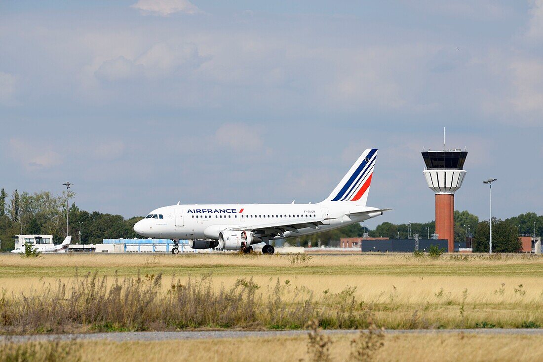 Frankreich, Nord, Lesquin, Flughafen Lille-Lesquin, Landung eines Flugzeugs der Air France