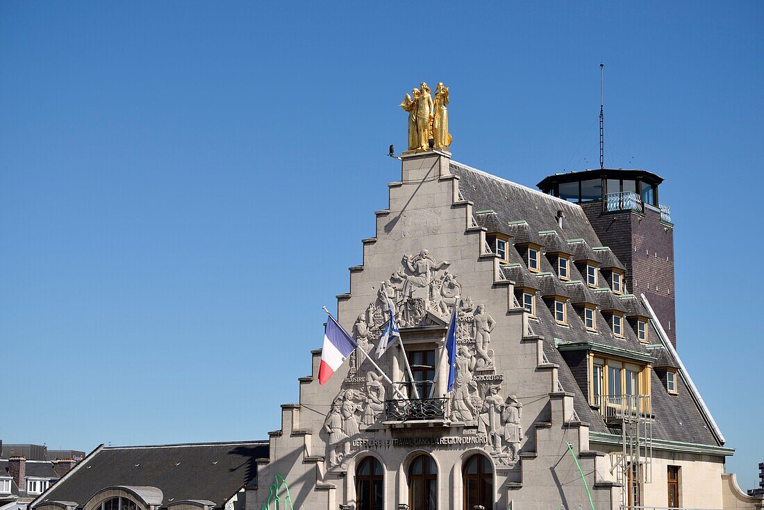 Frankreich, Nord, Lille, Place du General De Gaulle oder Grand Place, 3 goldene Statuen an der Spitze der Fassade des Gebäudes der Voix du Nord, die Flandern, den Hennegau und das Artois darstellen
