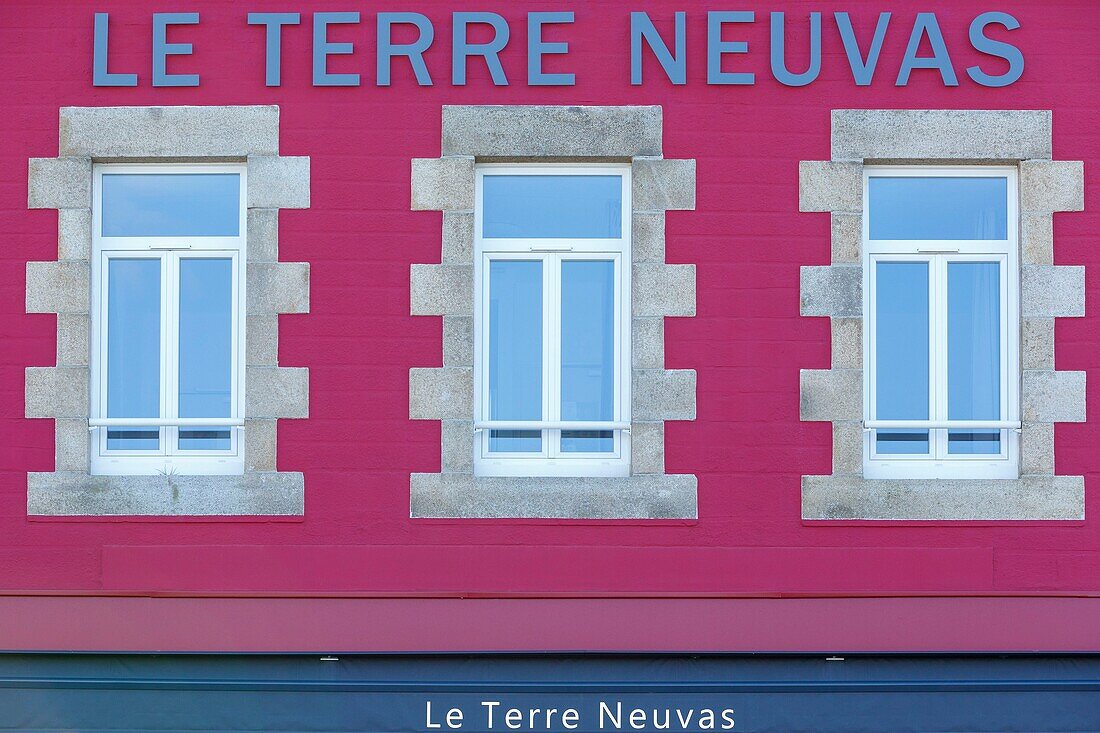Frankreich, Cotes d'Armor, Paimpol, Detail der Fassade eines Restaurants am Hafen