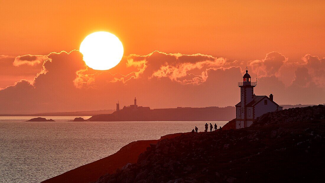 France, Finistere, Camaret sur Mer, the Regional Natural Park of Brittany, Natural Iroise Marine Park, Pointe du Toulinguet, the lighthouse and the pointe de Saint Mathieu in the background\n