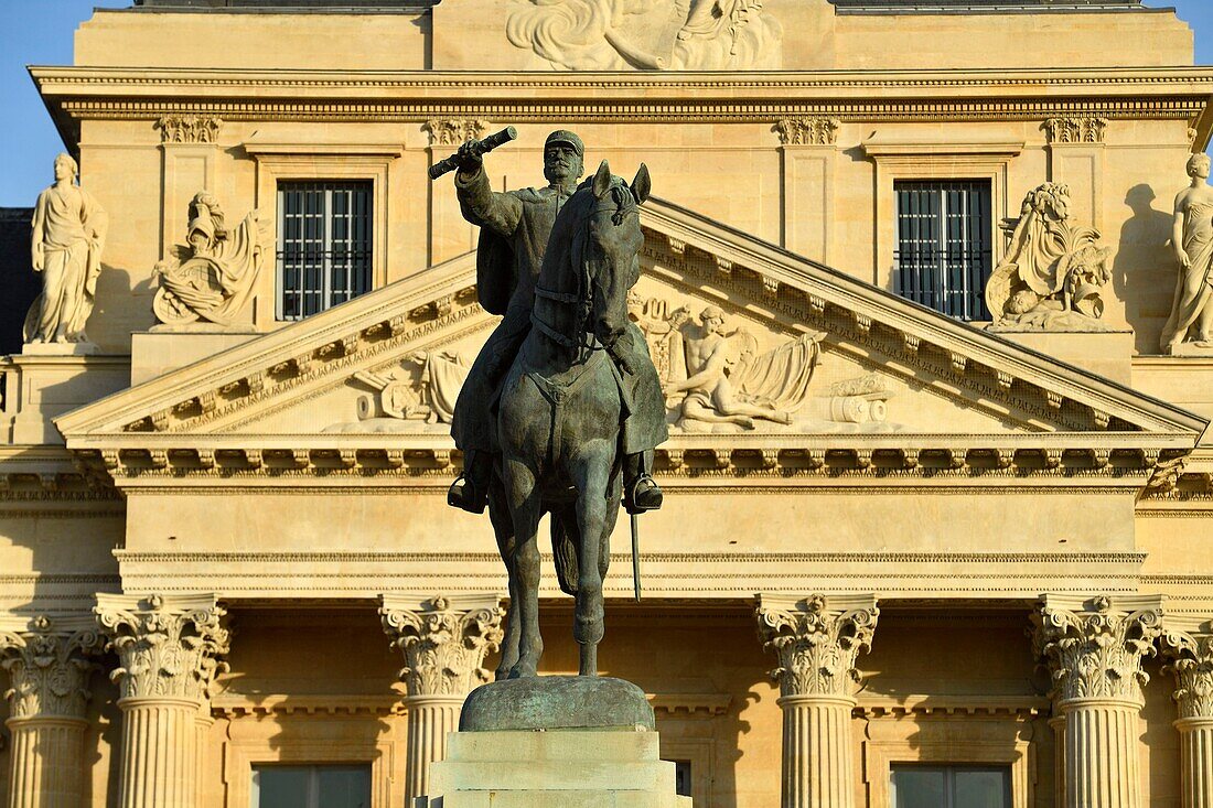 Frankreich, Paris, Weltkulturerbe der UNESCO, Joffre-Platz, Statue von Marschall Joffre und Militärschule