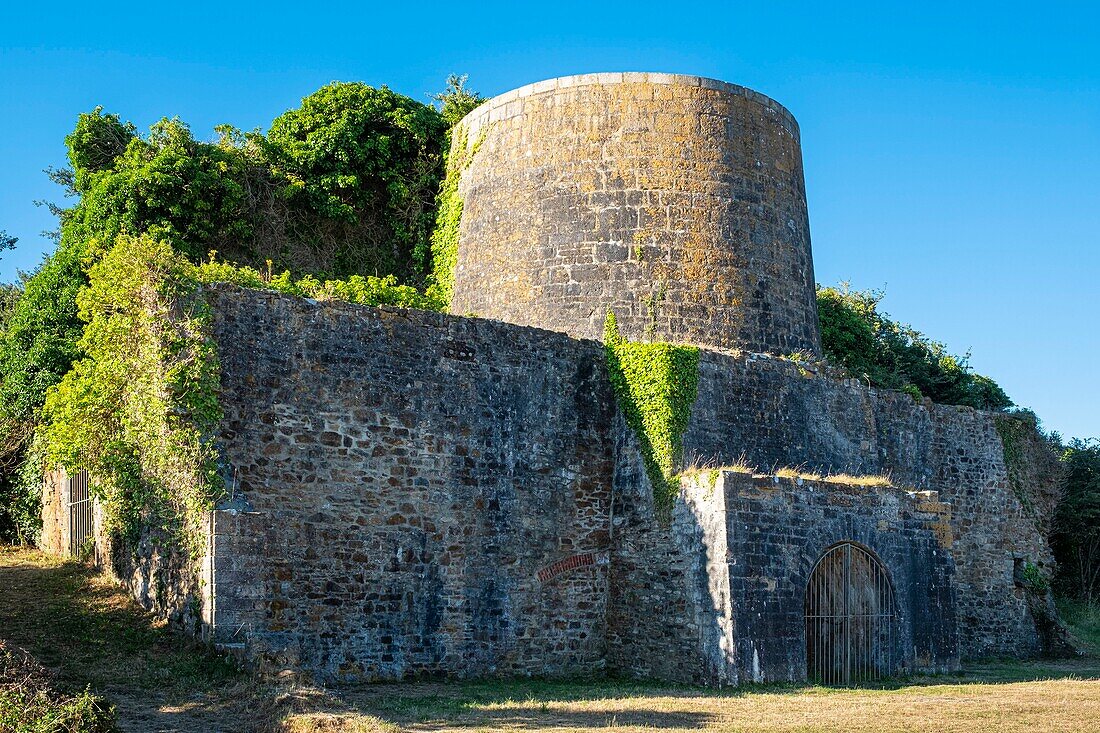 France, Finistere, Armorica Regional Natural Park, Crozon Peninsula, Rozan lime kiln built in 1839\n