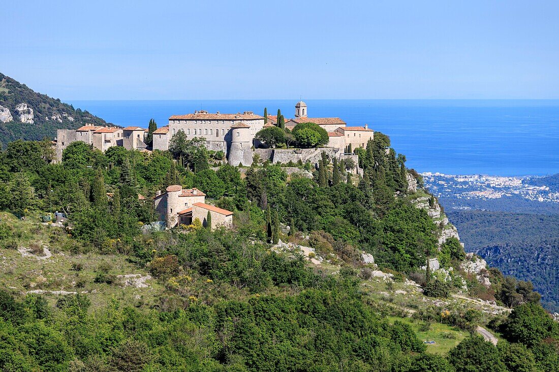Frankreich, Alpes Maritimes, Parc Naturel Regional des Prealpes d'Azur, Gourdon, beschriftet mit Les Plus Beaux Villages de France, im Hintergrund die Küstenlinie der Côte d'Azur