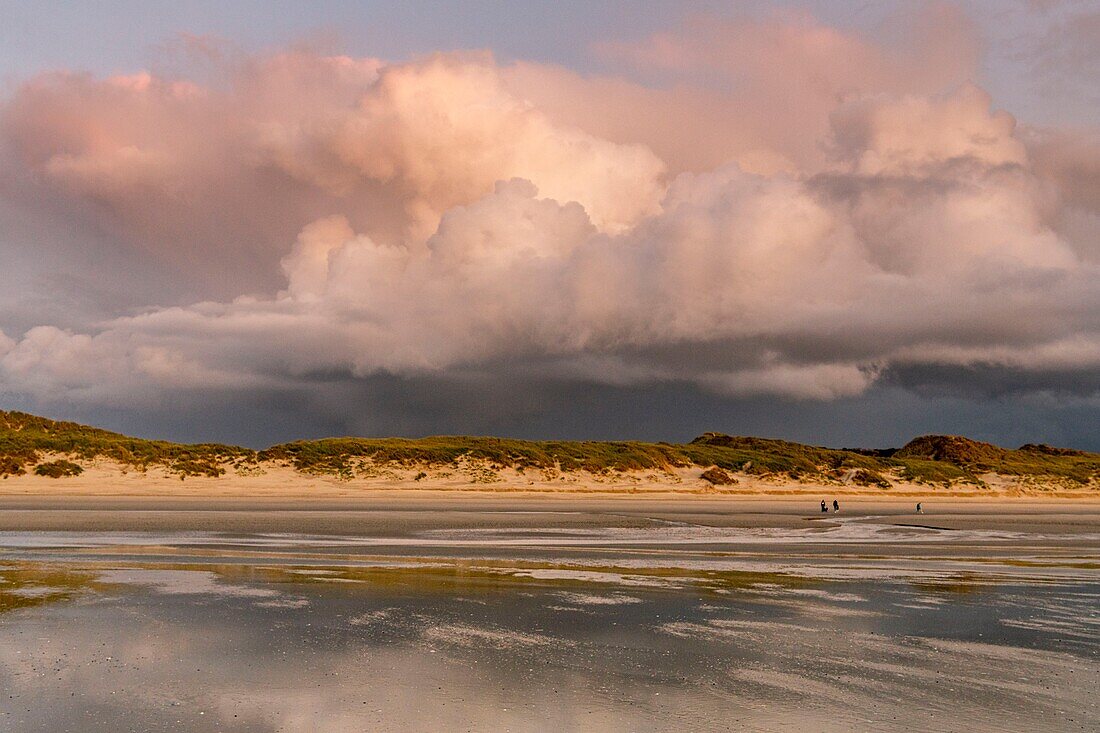 Frankreich, Somme, Quend-Plage, ein stürmischer Himmel legt sich in der Abenddämmerung allmählich über den Strand, mit besonderen Lichtern