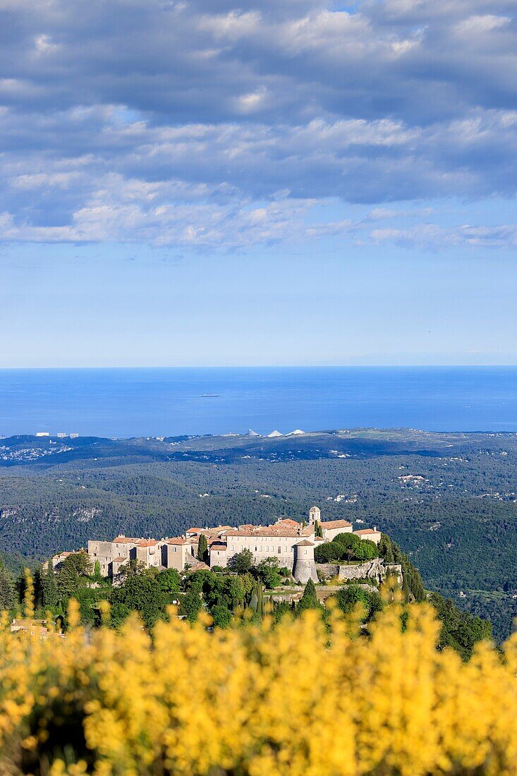 Frankreich, Alpes Maritimes, Parc Naturel Regional des Prealpes d'Azur, Gourdon, beschriftet mit Les Plus Beaux Villages de France, die Küstenlinie der Côte d'Azur und die Residenz Marina Bay des Anges im Hintergrund