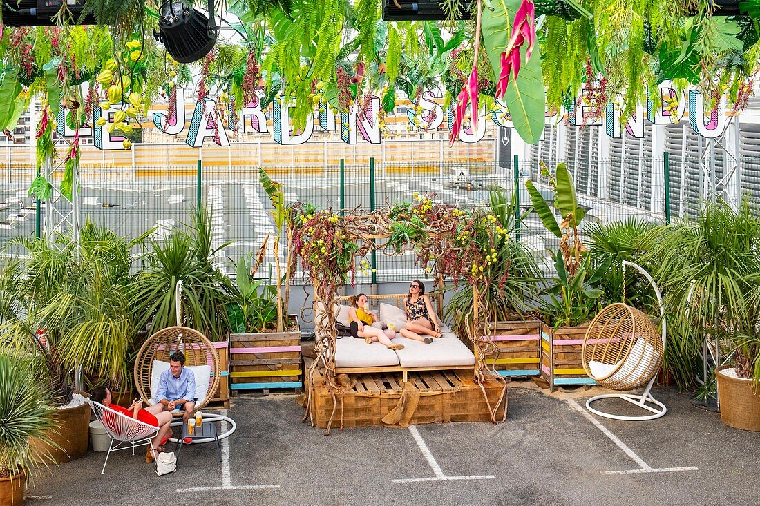 Frankreich, Paris, Dachbegrünung von 3.500 m2, der hängende Garten, der im Sommer auf dem Dach eines Parkplatzes installiert ist