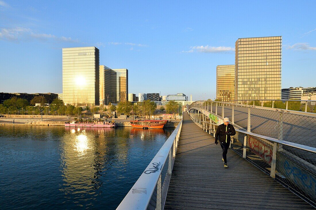 Frankreich, Paris, Seine-Ufer, Bibliotheque Nationale de France (Französische Nationalbibliothek) des Architekten Dominique Perrault und die Simone de Beauvoir-Fußgängerbrücke des Architekten Dietmar Feichtinger