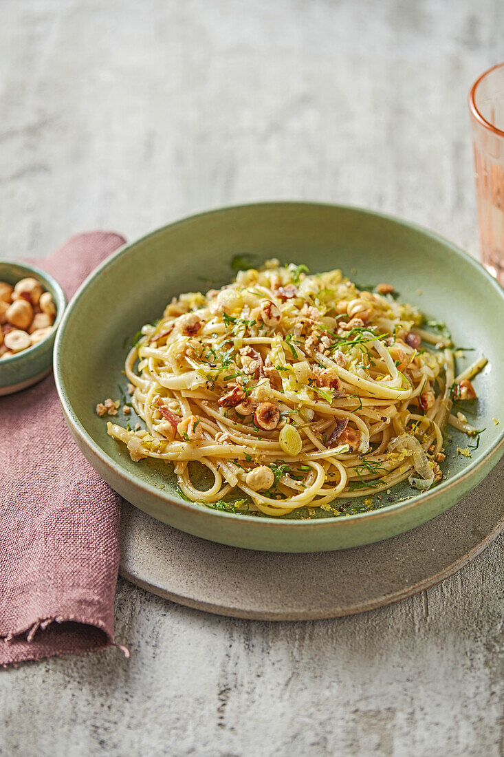 Linguine mit Lauch, Sardellen und Haselnüssen