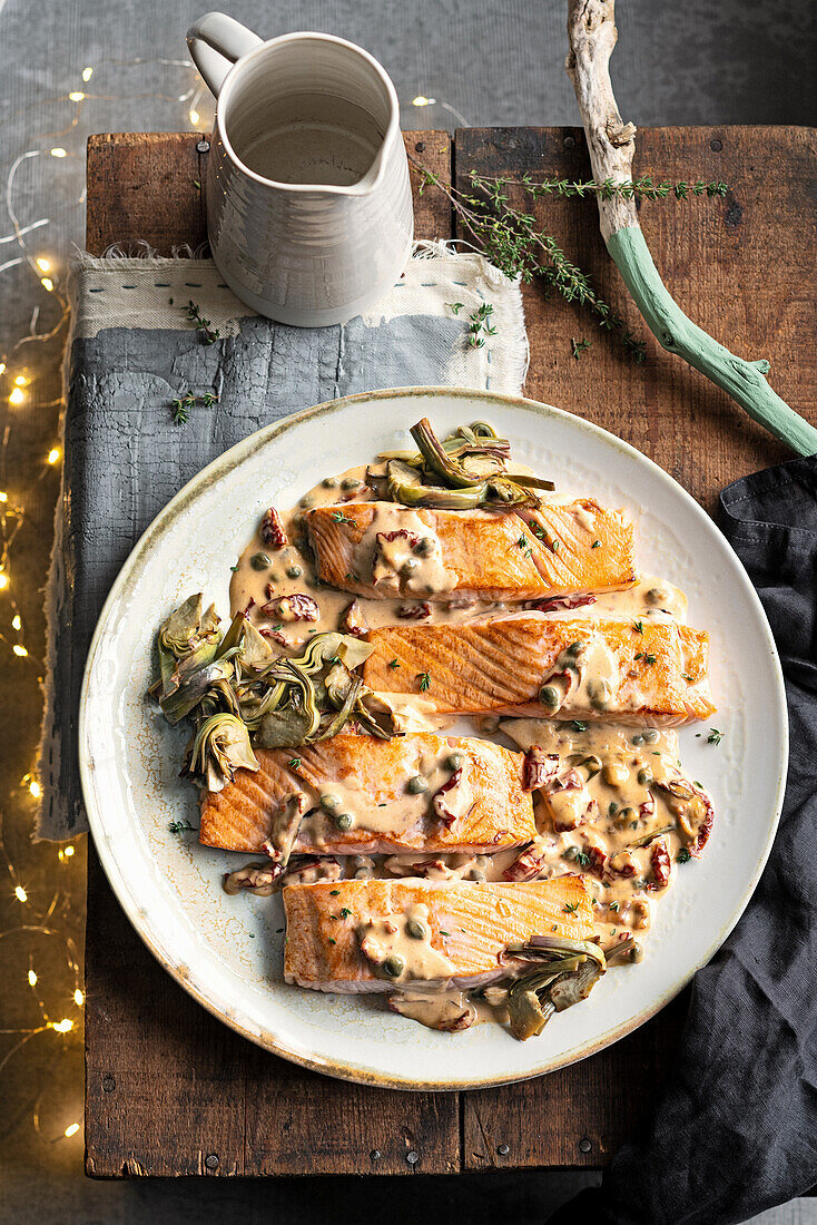 Cremige Lachsfilets mit Artischoken und Paprika-Kapern-Sauce