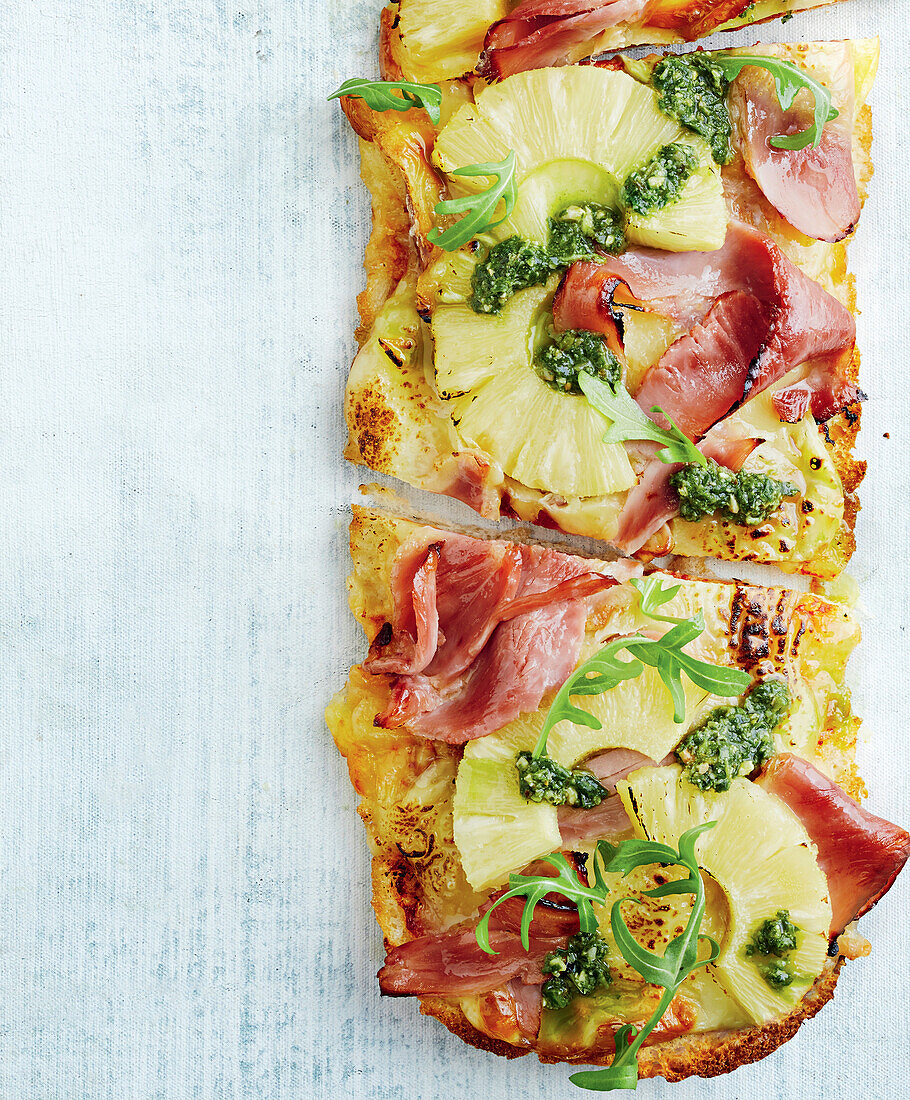 Türkische Pizza mit Schinken, Ananas und Pesto