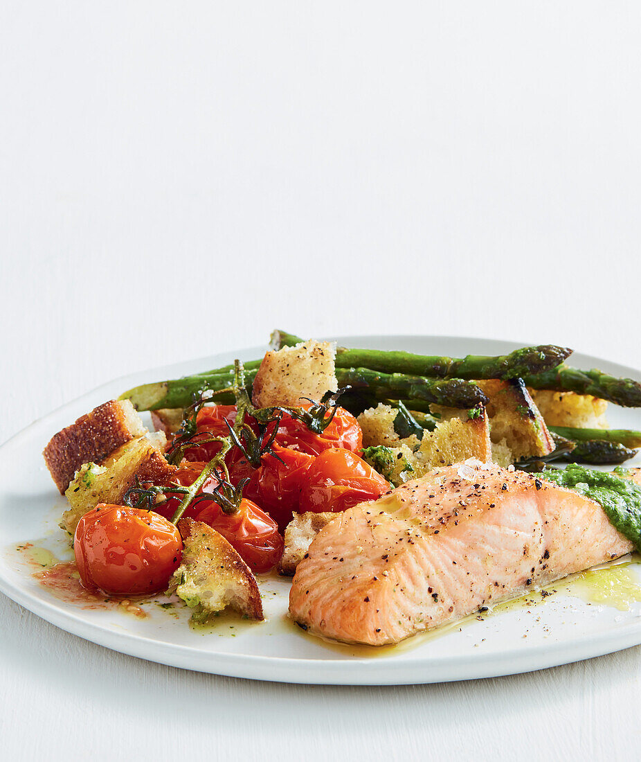 Chimichurri-Lachs vom Blech mit Spargel, Tomaten und Pesto